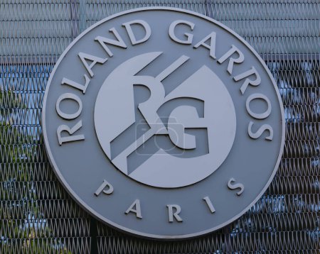 Téléchargez les photos : PARIS, FRANCE- 13 avril 2024 : Logo Roland Garros au Stade Roland Garros à Paris, France - en image libre de droit