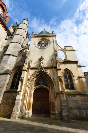 Die Pfarrkirche Saint-Aspais in Melun im gotischen Stil wurde Anfang des 16. Jahrhunderts erbaut. Region Paris, Frankreich.