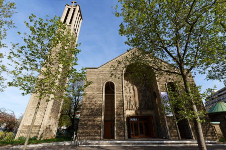 Sainte-Jeanne-de-Chantal ist eine katholische Kirche in Paris, die aus Beton im byzantinischen Stil mit einer großen Kuppel erbaut wurde. Frankreich.