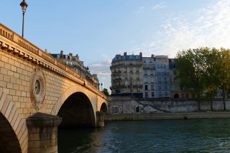 Vista del puente Louis-Philippe sobre el Sena en París. Francia.
