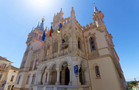 El lamentablemente extravagante edificio del Consejo Municipal de Sintra, Portugal. Fue construido en 1910 en estilo manuelino de la arquitectura.