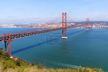 Die Brücke vom 25. April ist eine Brücke, die die Stadt Lissabon mit der Gemeinde Almada am linken Ufer des Flusses Tejo verbindet, Lissabon