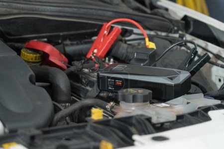 Téléchargez les photos : Mécanicien automobile travaillant sur les moteurs de véhicules dans le garage mécanique. Service de réparation. plan rapproché authentique - en image libre de droit