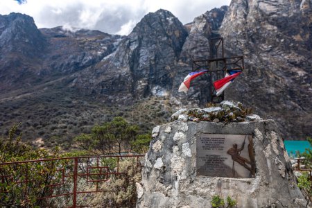 Téléchargez les photos : Monument à l'expédition d'alpinisme tchécoslovaque au Pérou qui a péri dans un glissement de terrain causé par le tremblement de terre du mont Huaskaran en 1970. - en image libre de droit