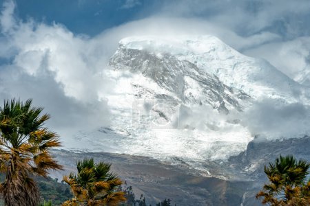 Téléchargez les photos : La plus haute montagne du Pérou Huascaran dans la Cordillère Blanca chaîne de montagnes dans la province de Yungay. - en image libre de droit