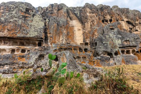 Foto de Ventanillas de Otuzco Sitio arqueológico peruano, cementerio en la roca. - Imagen libre de derechos