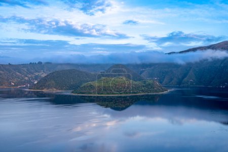 Foto de Cuicocha crater lake at the foot of Cotacachi Volcano in the Ecuadorian Andes. - Imagen libre de derechos