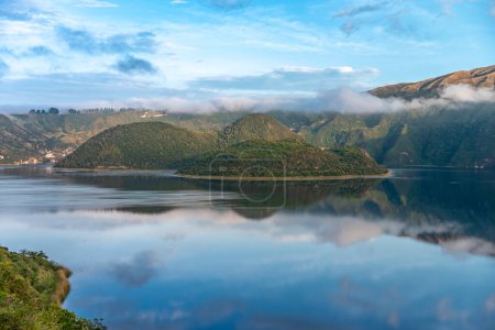 Foto de Cuicocha crater lake at the foot of Cotacachi Volcano in the Ecuadorian Andes. - Imagen libre de derechos