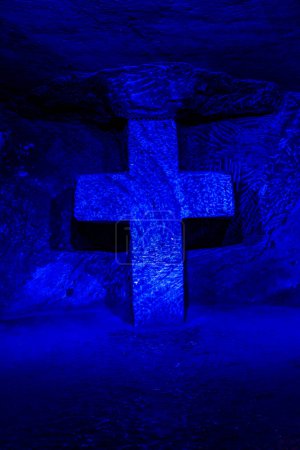 Foto de Salt Cathedral of Zipaquira in Colombia, colorfully illuminated cross in the wall. - Imagen libre de derechos