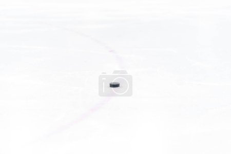 Foto de Hockey puck on the ice of the winter stadium. High quality photo - Imagen libre de derechos