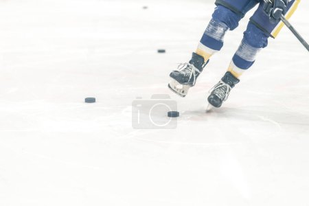 Eishockey-Puck auf dem Eis des Winterstadions. Hochwertiges Foto