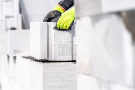 Bau einer Hauswand aus Betonsteinen. Hochwertiges Foto