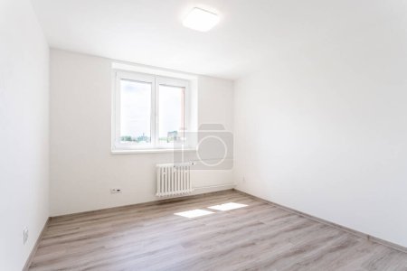 Foto de Habitación vacía con paredes blancas en un edificio nuevo, apartamento en alquiler. Foto de alta calidad - Imagen libre de derechos