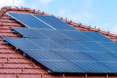 Foto de Paneles solares en el techo de la casa para producir energía a partir de la luz solar. Foto de alta calidad - Imagen libre de derechos