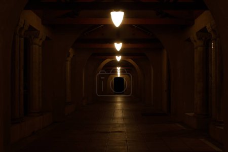 Foto de Dark Arched Hallway en Palo Alto, California - Imagen libre de derechos