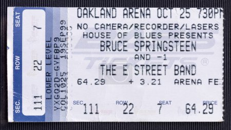 Téléchargez les photos : Oakland, Californie - 25 octobre 1999 - Ancien talon de billet usagé pour Bruce Springsteen et le concert E Street Band à Oakland Arena - en image libre de droit