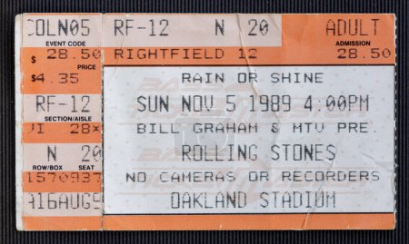 Foto de Oakland, California - 5 de noviembre de 1989 - Old used ticket stub for the Rolling Stones concert at Oakland Stadium - Imagen libre de derechos
