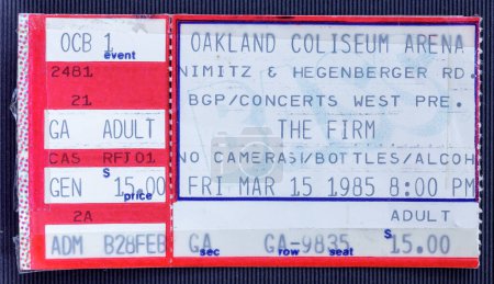 Foto de Oakland, California - 15 de marzo de 1985 - Old used ticket stub for The Firm concert at Oakland Coliseum - Imagen libre de derechos
