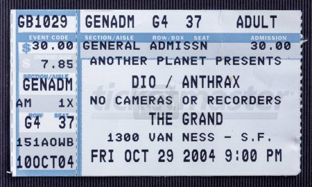 Foto de San Francisco, California - 29 de octubre de 2004 - Old used ticket stub for Dio and Anthrax concert at The Grand - Imagen libre de derechos