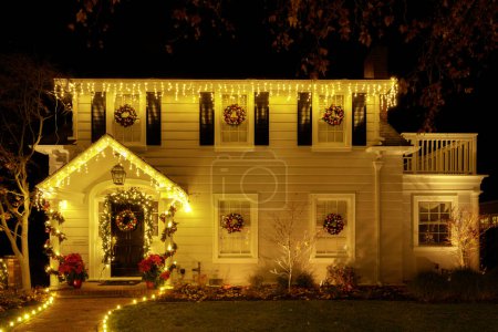 Téléchargez les photos : Lumières de nuit de Noël Décorer une maison - en image libre de droit