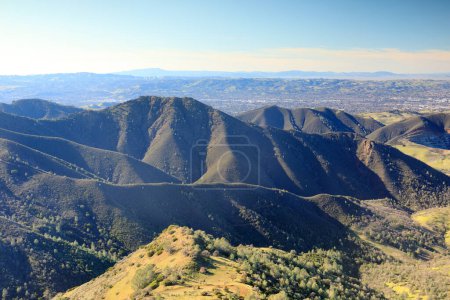 Téléchargez les photos : Winter views of Meridian Ridge and Eagle Peak via Mt Olympia at Mt Diablo State Park, California. - en image libre de droit
