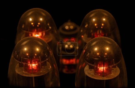 Téléchargez les photos : Les tubes à vide de l'amplificateur Hifi brillent dans l'obscurité. - en image libre de droit