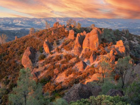 Téléchargez les photos : Coucher de soleil sur les hauts sommets du parc national Pinnacles, comté de San Benito, Californie, États-Unis. - en image libre de droit