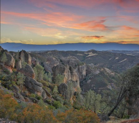 Téléchargez les photos : Ciel crépusculaire coloré au-dessus du parc national Pinnacles, comté de San Benito, Californie, États-Unis. - en image libre de droit