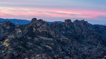 Téléchargez les photos : Twilight afterglow over High Peaks via North Chalone Peak. Parc national des Pinnacles, Californie, États-Unis. - en image libre de droit