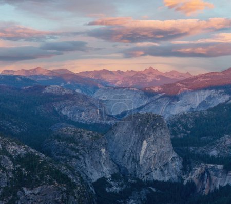 Foto de Vistas al atardecer desde Glacier Point, incluyendo: Mount Broderick, Liberty Cap, y Nevada Falls. Parque Nacional Yosemite, California, EE.UU.. - Imagen libre de derechos