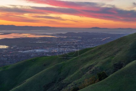 Téléchargez les photos : Vue sur la Silicon Valley en hiver à l'heure magique. Mission Peak Regional Preserve, Alameda County, Californie, États-Unis. - en image libre de droit