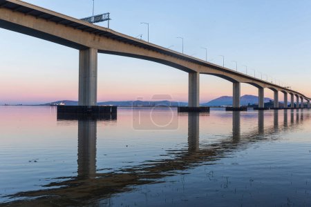 Foto de Puente Benicia-Martínez, tramo norte con el Monte Diablo al fondo. Condados Solano y Contra Costa, California. - Imagen libre de derechos