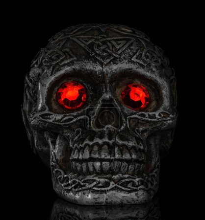 Téléchargez les photos : Crâne aux yeux rouges luisant dans l'obscurité. - en image libre de droit