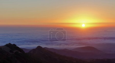 Coucher de soleil au-dessus du brouillard au Fremont Peak State Park. Comté de San Benito et comté de Monterey, Californie, États-Unis.