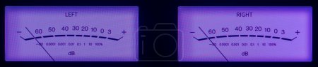 Audio-Messgeräte mit doppelter Lautstärke leuchten im Dunkeln mit violettem Farbton.