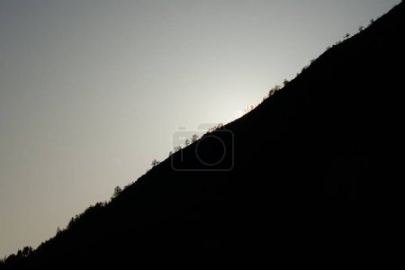 Téléchargez les photos : Lever de soleil sur un sommet de montagne en Norvège. La montagne à l'ombre. Paysage tourné depuis la Scandinavie - en image libre de droit