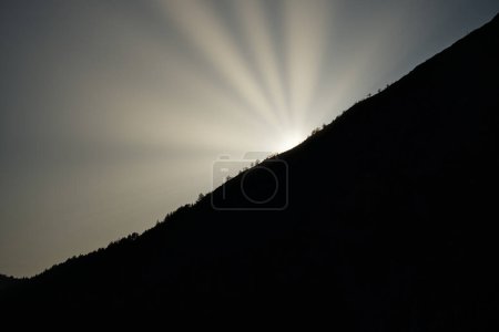 Téléchargez les photos : Lever de soleil sur un sommet de montagne en Norvège. La montagne à l'ombre. Paysage tourné depuis la Scandinavie - en image libre de droit