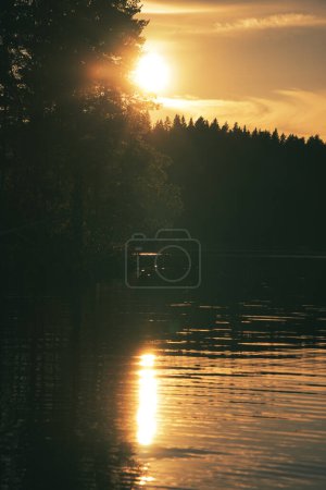 Foto de Puesta de sol en Suecia Smaland. Esta atmósfera luminosa es única. Unas hermosas vacaciones. paisaje - Imagen libre de derechos