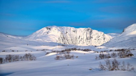 Norwegisches Hochgebirge im Schnee. Berge, die mit Schnee bedeckt sind. Verschneite Landschaft in Skandinavien