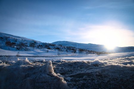Eiskristalle in einer schneebedeckten Landschaft im Hochgebirge Norwegens. Skandinavien