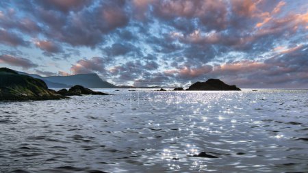 Norwegische Fjordlandschaft. Blick auf das offene Meer am Westkap. Kristallklares Wasser, das in der Sonne glitzert. Landschaft aus Skandinavien