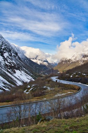 Paisaje noruego. El camino conduce a través de un desfiladero de montaña que desciende desde el glaciar. Naturaleza áspera en Escandinavia. Paisaje foto del norte