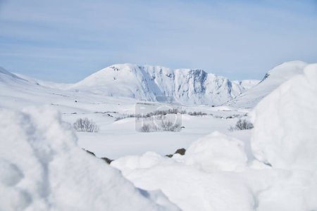 Norwegisches Hochgebirge im Schnee. Berge, die mit Schnee bedeckt sind. Skandinavische Landschaft im hohen Norden