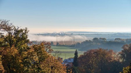 Foto de Hermosa naturaleza de otoño colofrul en un paisaje rural checo y bosque - Imagen libre de derechos