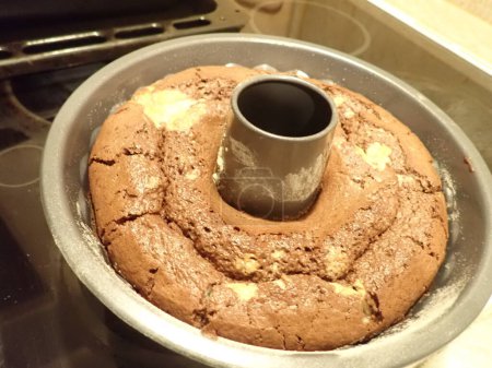 Téléchargez les photos : Un gâteau babovka maison sucré sous la forme - en image libre de droit