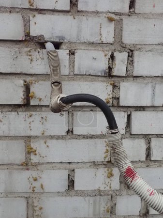 Foto de Columna de calle de alambre para la electreicidad hecha de ladrillos blancos - Imagen libre de derechos