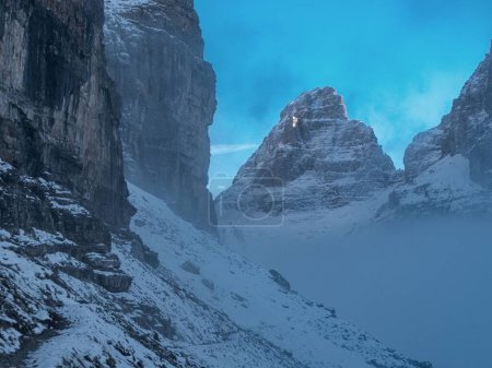Téléchargez les photos : Randonnées pédestres à dolomiti di brenta en début de saison hivernale - en image libre de droit