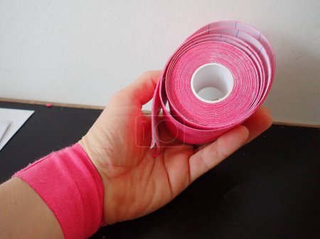 Foto de Roll of a pink physiotherapy tape ready to use - Imagen libre de derechos