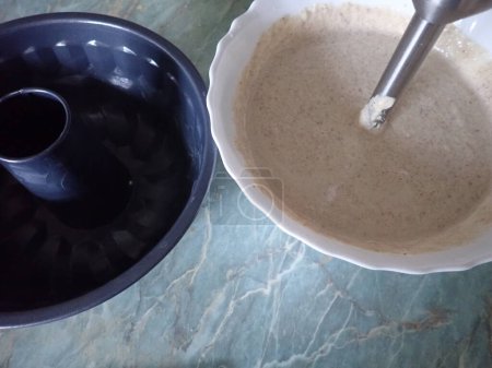 Téléchargez les photos : Homemade baking of tracitional babovka ring cake in kitchen - en image libre de droit
