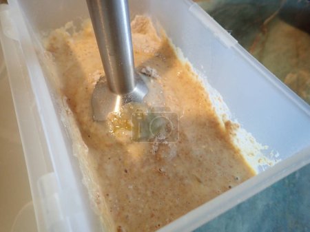 Téléchargez les photos : Homemade baking of tracitional babovka ring cake in kitchen - en image libre de droit